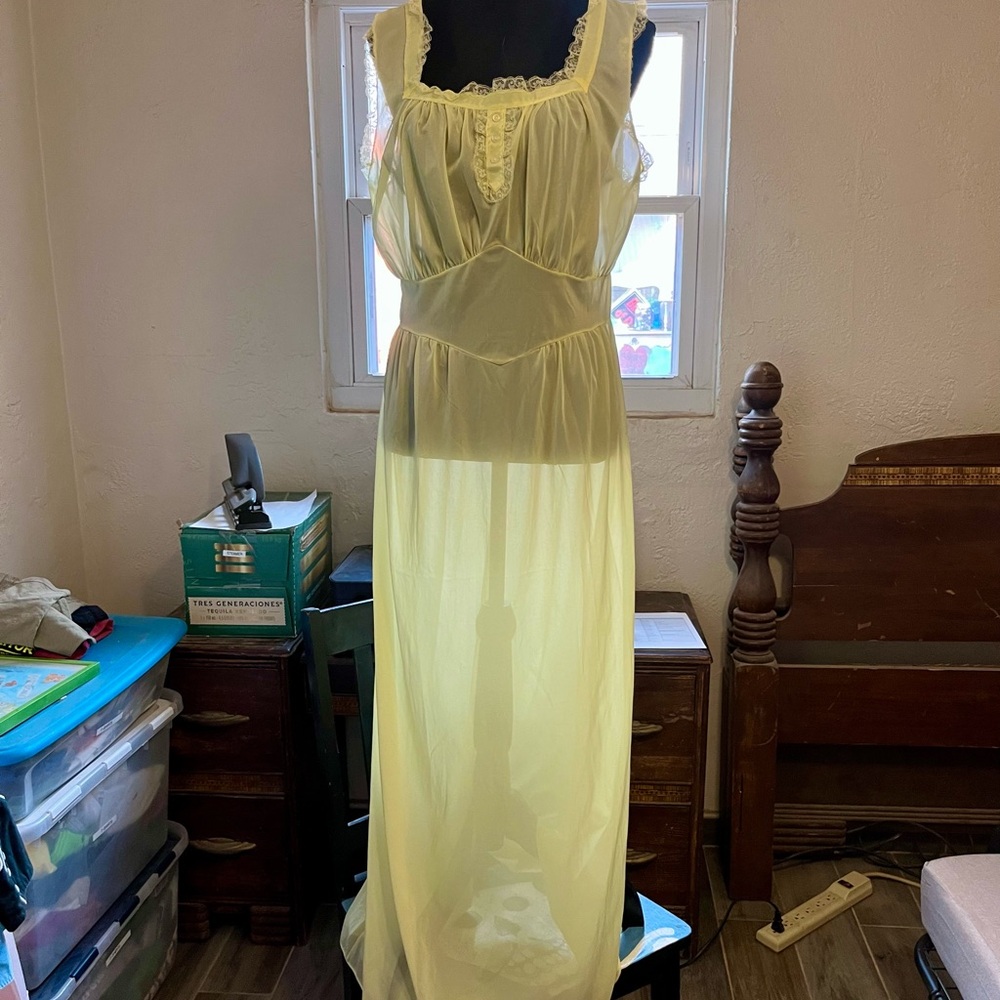 Elegant Yellow Vintage Blue Swan Nightgown / Dress Slip size 40